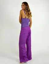 Pantalón de lino color violeta, de corte palazzo y tiro medio.