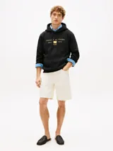 Buzo con capucha y cordón ajustable Tommy Hilfiger, color negro, confeccionado en felpa de puro algodón. Cuenta con bolsillo tipo canguro y logo impreso en el pecho en tono dorado.