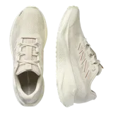 Championes de running todoterreno Salomon Aero Blaze 3 Grvl, color beige claro con detalles en naranja y suela adherente.