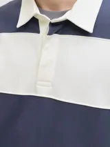 Buzo de manga larga con diseño de rayas horizontales anchas en color azul marino y blanco, cuello polo de gabardina blanca y cierre frontal parcial con botones ocultos.
