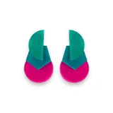 Par de aros colgantes con formas geométricas: semicírculo verde, cuadrado turquesa y círculo fucsia.