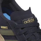 Championes Adidas modelo Busenitz Vulc II, de diseño urbano y skate, con capellada de gamuza en color azul oscuro, detalles en verde oliva en las icónicas tres tiras y talón, y suela de goma vulcanizada en tono caramelo.