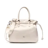 Cartera grande tipo shopper color beige, de diseño estructurado en símil cuero con detalles fruncidos en la parte superior y cordones laterales. Cuenta con doble asa de mano, correa ajustable y removible para el hombro, y aplique metálico con el logo de la marca en el frente.