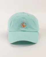 Gorra de béisbol color salmón con efecto lavado y logo bordado en azul marino.