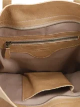 Cartera tipo tote bag color tostado, de diseño amplio y estructurado, con doble asa larga para hombro y costuras decorativas frontales.