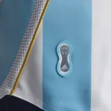 Camiseta de fútbol Adidas de la Selección Argentina, modelo Home 2006, con el número 19 en el frente. Diseño a rayas verticales celestes y blancas, con detalles en negro y dorado. Incluye logo de Adidas y escudo de la AFA.