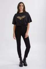 Pantalón de jean negro ajustado al cuerpo, de tiro alto y corte skinny.