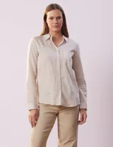 Camisa a rayas verticales color crema y blanco, marca Alex & Jordan. Cuello con solapa, abertura central con botones y bolsillo aplicado en el pecho.