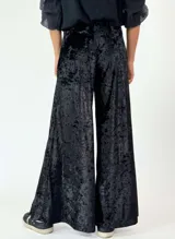 Pantalón de terciopelo azul con corte ancho y tiro alto.