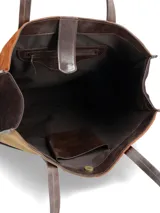 Cartera tipo tote bag confeccionada en gamuza con diseño de paneles en tonos marrón, chocolate y tostado. Cuenta con doble asa de hombro en cuero liso marrón oscuro y detalles de costuras visibles.