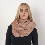 Bufanda circular de acrílico color rosa con textura de piel sintética.