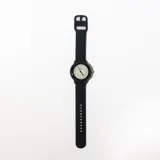 Reloj de pulsera analógico con correa de silicona negra y esfera blanca con números arábigos.