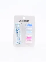 Set de accesorios para el cabello compuesto por dos colitas tipo scrunchie de tela estampada en tonos celestes y tres broches tipo pinza de acrílico translúcido en colores azul, celeste y rosado.