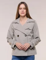 Gabardina corta gris, de silueta ligeramente entallada con diseño clásico de trench, cuello camisero con solapas amplias, cierre cruzado con doble botonadura y bolsillos laterales diagonales.