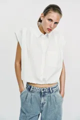 Jeans de tiro medio con pernera ancha, diseño wide leg y pinzas delanteras. Cuenta con bolsillos frontales, bolsillos traseros de plastrón y cierre frontal con cremallera y botón.