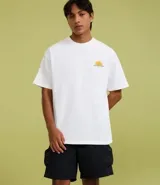 Bermuda cargo negra de tejido tecnológico (poliamida), con corte holgado, bolsillos laterales funcionales y cintura elástica con cordón ajustable.