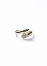 Anillo abierto de diseño entrelazado, fabricado en plata 925 con baño de oro 18k. Presenta un extremo liso y pulido, mientras que el otro extremo está decorado con pequeñas zirconias incrustadas.