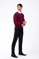 Sweater marrón de punto con cuello en V y mangas largas.