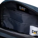 Bandolera Caterpillar Voyager Shoulder Bag de color gris oscuro, con diseño compacto de textura romboidal y correa ajustable negra. Cuenta con bolsillo frontal con cierre y parche con el logo de la marca en amarillo.