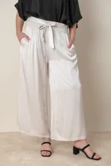 Pantalón palazzo negro de rayón y viscosa, con cintura elastizada, lazo y bolsillos laterales.