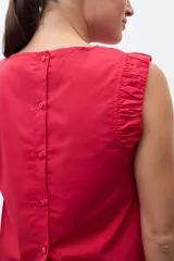 Blusa sin mangas color rojo, con cuello redondo y detalle de drapeado en los hombros. Presenta un corte recto y holgado.