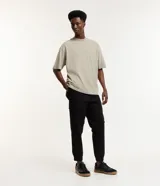 Pantalón jogger negro de sarga de algodón y elastano, con bolsillos cargo laterales y tobillos ajustados.