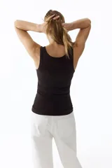 Musculosa acanalada de algodón color marrón oscuro, con escote en U y bajo recto, diseñada para maternidad.