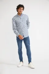 Camisa de manga larga con cuello clásico y cierre frontal abotonado. Presenta un estampado de cuadros en tonos azul marino y rojo. Confeccionada en algodón, cuenta con un corte slim fit y logo bordado en el pecho.