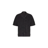 Camisa de manga corta color negro con cuello cubano, cierre frontal con botones y patrón en relieve con la letra 'R'.