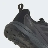 Championes de trail running Adidas Terrex Tracefinder 2 en color negro. Presentan un exterior de malla con refuerzos sintéticos para mayor durabilidad, amortiguación LIGHTMOTION y suela Traxion diseñada para ofrecer agarre en terrenos irregulares.