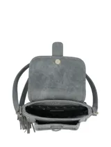 Cartera bandolera de ecocuero gris con solapa de cuero natural, compartimiento principal con broche imantado, bolsillo delantero, bolsillos internos y externos con cierre, correa ajustable y llavero con flecos colgante.