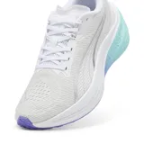 Championes de running Puma Darter Pro Fade, color blanco con detalles en degradado de violeta a turquesa en la entresuela. Presentan tecnología PROFOAM para mayor amortiguación, capellada de malla transpirable y logo lateral plateado.