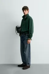 Sudadera de algodón azul con cuello alto y cierre frontal de cremallera de un cuarto. Presenta un corte regular y puños y bajo en rib.