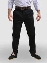 Pantalón de vestir azul marino, de corte recto, con bolsillos laterales y traseros. Se ajusta a la cintura con cinturón de cuero marrón.