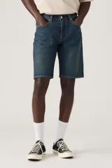 Short de denim azul de corte estándar, tiro medio y diseño clásico de cinco bolsillos.