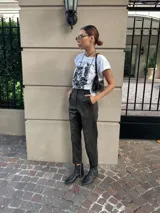 Pantalón slouchy gris con estampado floral, de bengalina elastizada.