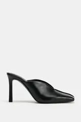 Zapato mule de tacón alto fino color negro en piel, con escote en pico, costura central delantera y punta cuadrada.