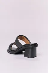 Sandalias de cuero color marrón con doble tira ancha sobre el empeine y taco cuadrado bajo.