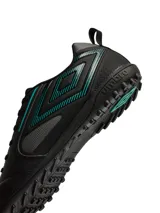 Championes de fútbol Umbro modelo Vision TF, color negro con detalles en turquesa. Presentan diseño con textura en la puntera, logo lateral característico y suela con tapones pequeños ideales para césped sintético.