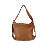 Bolso de cuero color marrón, que se puede usar como bolso o como mochila. Tiene doble asa reforzada, cierre superior y bolsillos interiores.