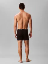 Pack de tres bóxers Calvin Klein tipo brief de color negro, confeccionados en mezcla de algodón y elastano con cintura elástica distintiva y bolsa de contorno.