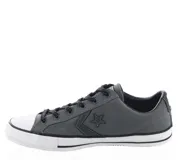 Championes urbanos Converse Star Player OX, color gris con detalles en negro y suela blanca. Presentan el logo de la estrella en el lateral y cordones negros con pintitas blancas.