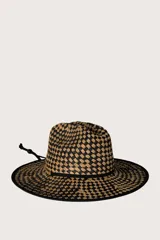 Sombrero de paja con diseño de damero en color beige y negro, con cinta negra alrededor de la base de la copa y cordón ajustable.