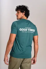 Remera de manga corta color verde petróleo, con cuello redondo y estampa pequeña en el pecho con el texto 'GOOD TIMES'.