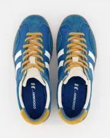 Championes Coolway modelo Kizuna, de estilo retro con diseño en azul y blanco. Confeccionados en una combinación de ante y nylon, presentan cordones en tono mostaza, talón en contraste y suela de goma color miel con costura reforzada.