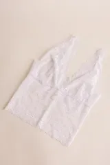 Topcito tipo bralette de encaje blanco con escote en V profundo y tirantes anchos. El encaje es elastizado para un ajuste cómodo.