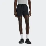 Short deportivo de running color negro, con cintura elástica y cordón ajustable. Cuenta con aberturas laterales para mayor movilidad, forro interior de malla para sujeción y múltiples bolsillos funcionales, incluyendo uno trasero con cierre.