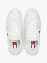 Zapatillas bajas de cuero y sintético en color blanco, con diseño de cordones, suela de goma y detalles de la marca Tommy Jeans.