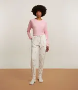 Conjunto de pijama largo de plush, compuesto por remera de mangas largas y cuello redondo, y pantalón con elástico y lazo en la cintura. El pantalón tiene estampado de gatitos y la palabra "lovely".