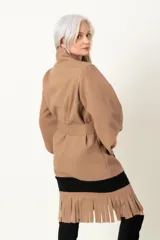 Chaquetón negro italiano con mangas irregulares, lazo y flecos en el ruedo.